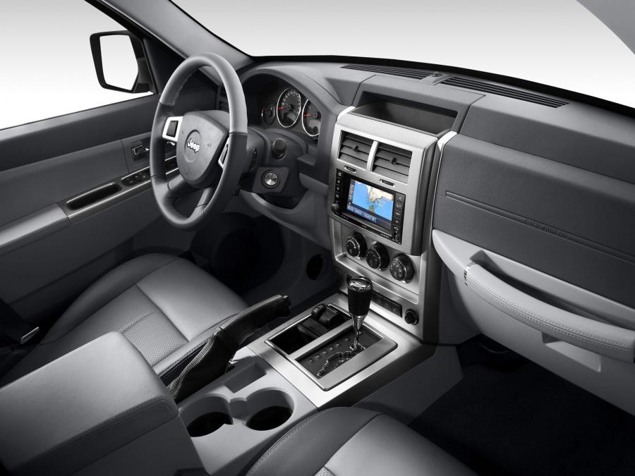 Интерьер Jeep Cherokee Limited 3.7L (KK) 2007 года  (фото 12 из 31)